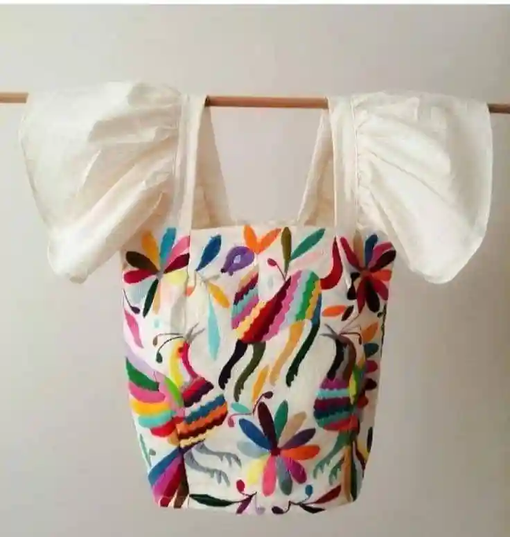 Blusa bordada con flores