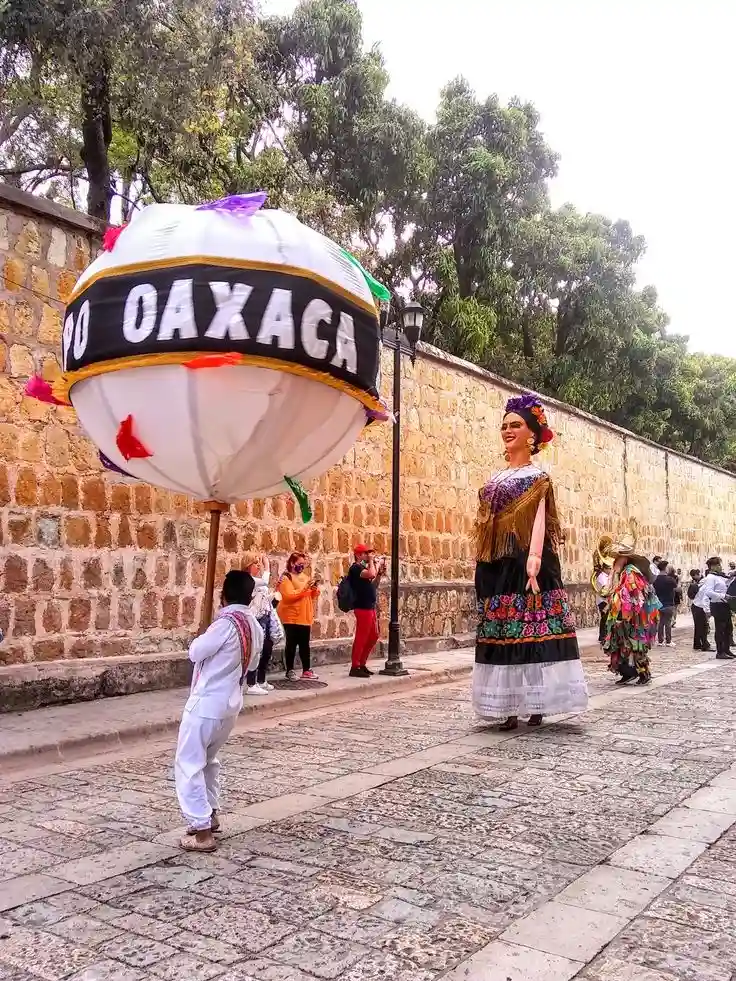 Guelaguetza, vestimenta regional oaxaqueña