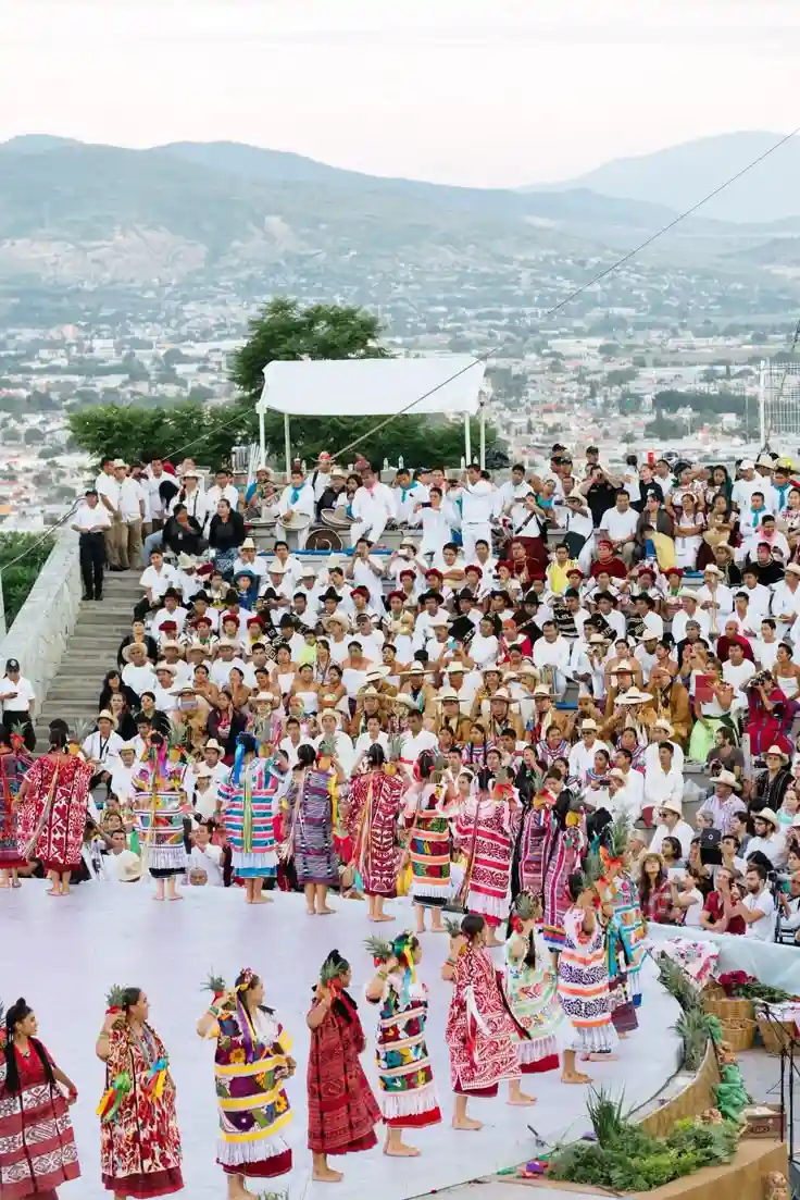 Cierre de la Guelaguetza con trajes regionales