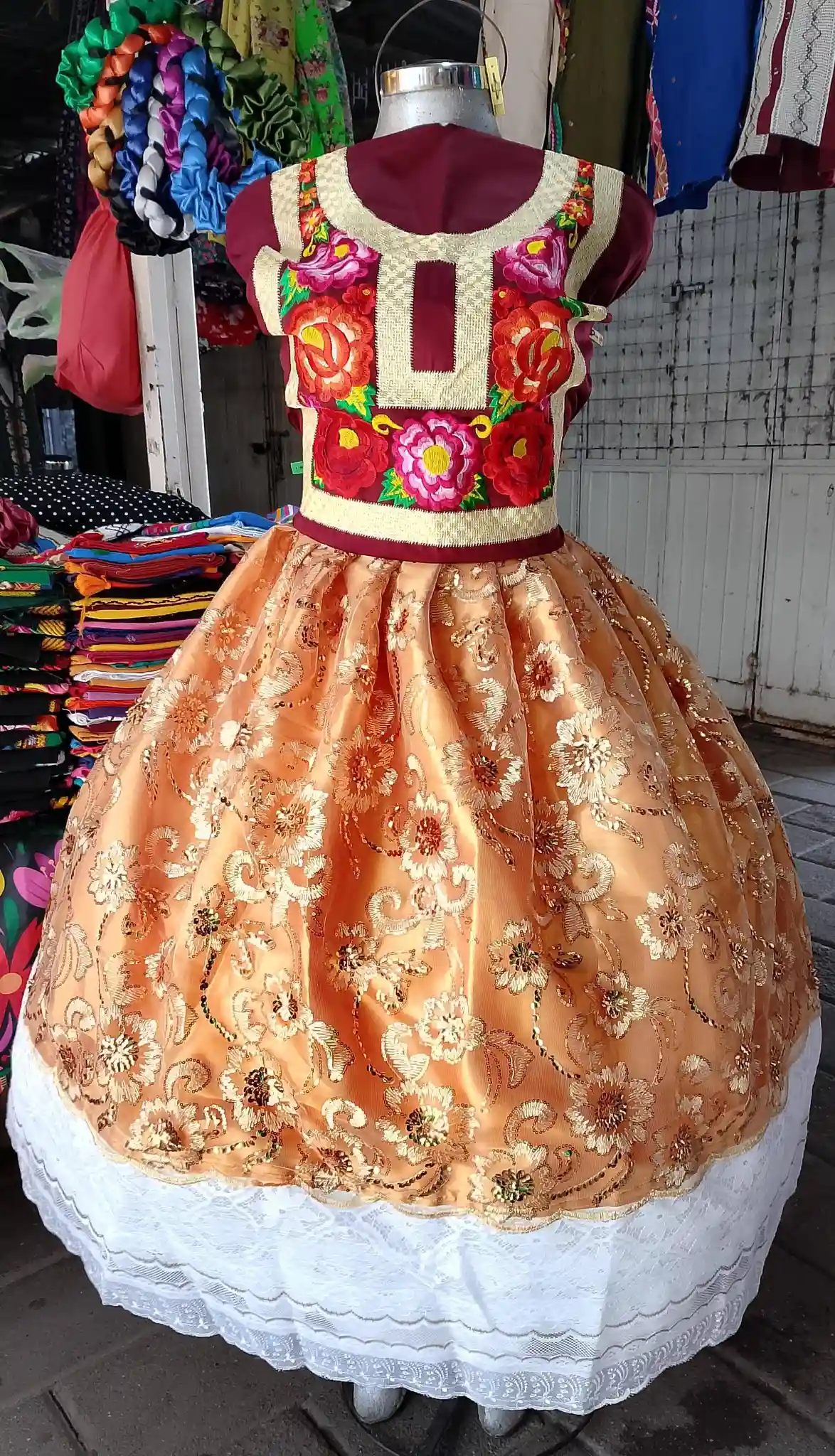 Huipil y olán bordado a mano