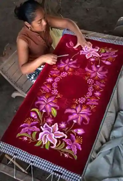 Proceso artesanal de bordado a mano con hilos de colores