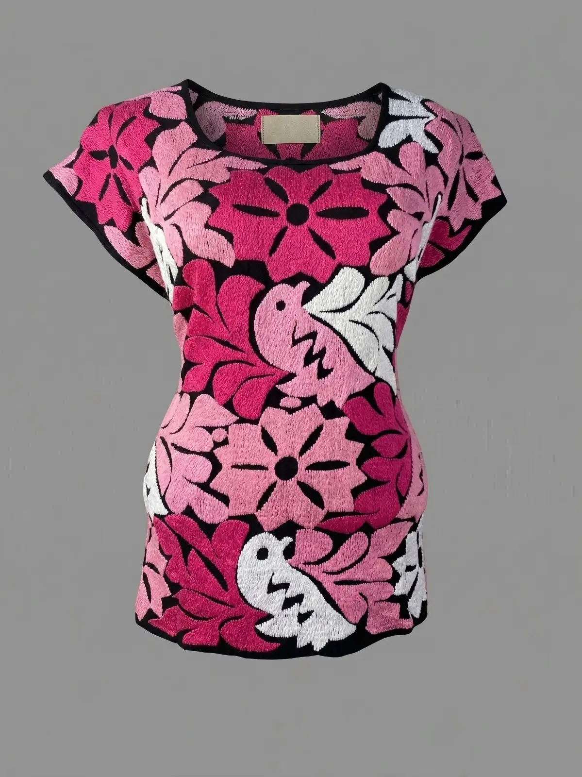 Blusa con bordado floral morado, verde y amarillo sobre maniquí
