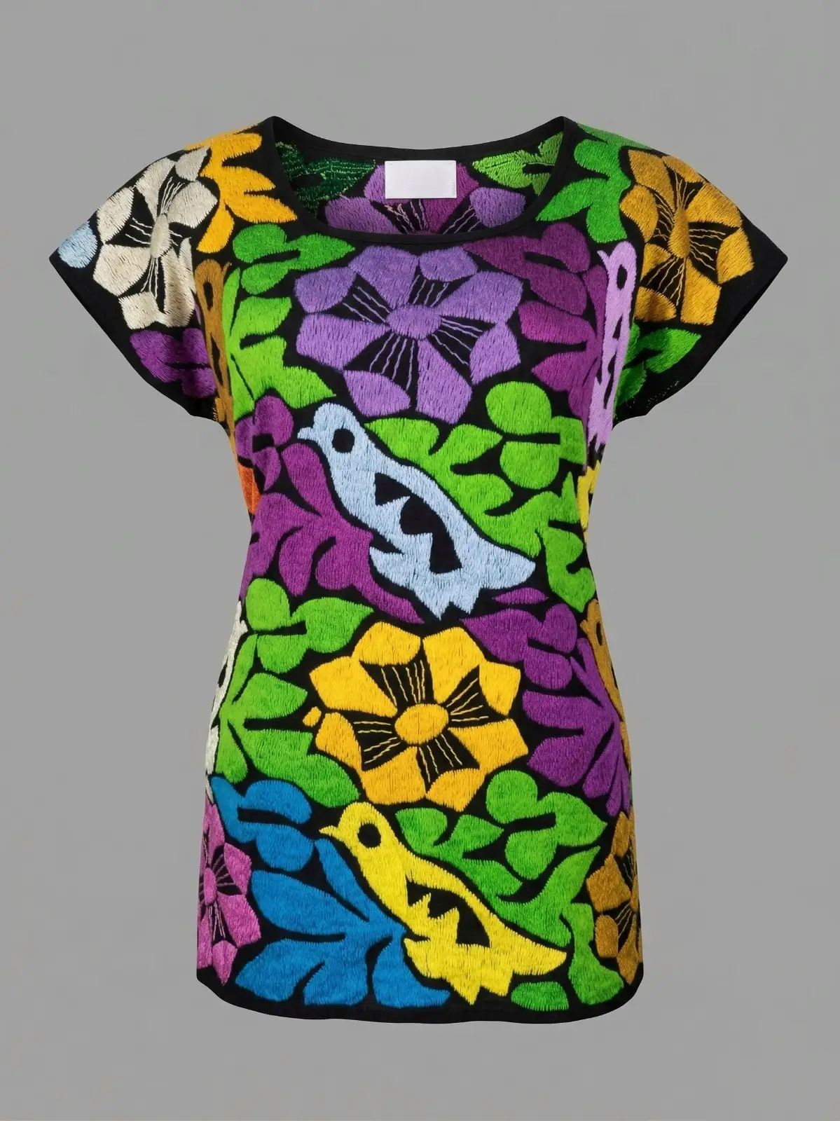 Blusa con bordado multicolor y flores geométricas sobre maniquí