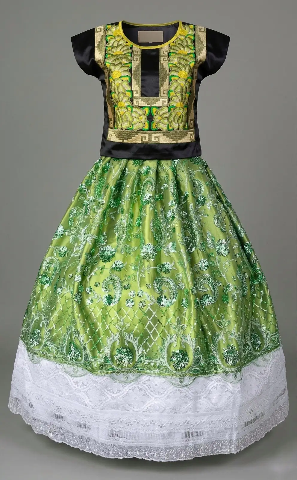 Conjunto azul turquesa con blusa bordada y falda de olanes