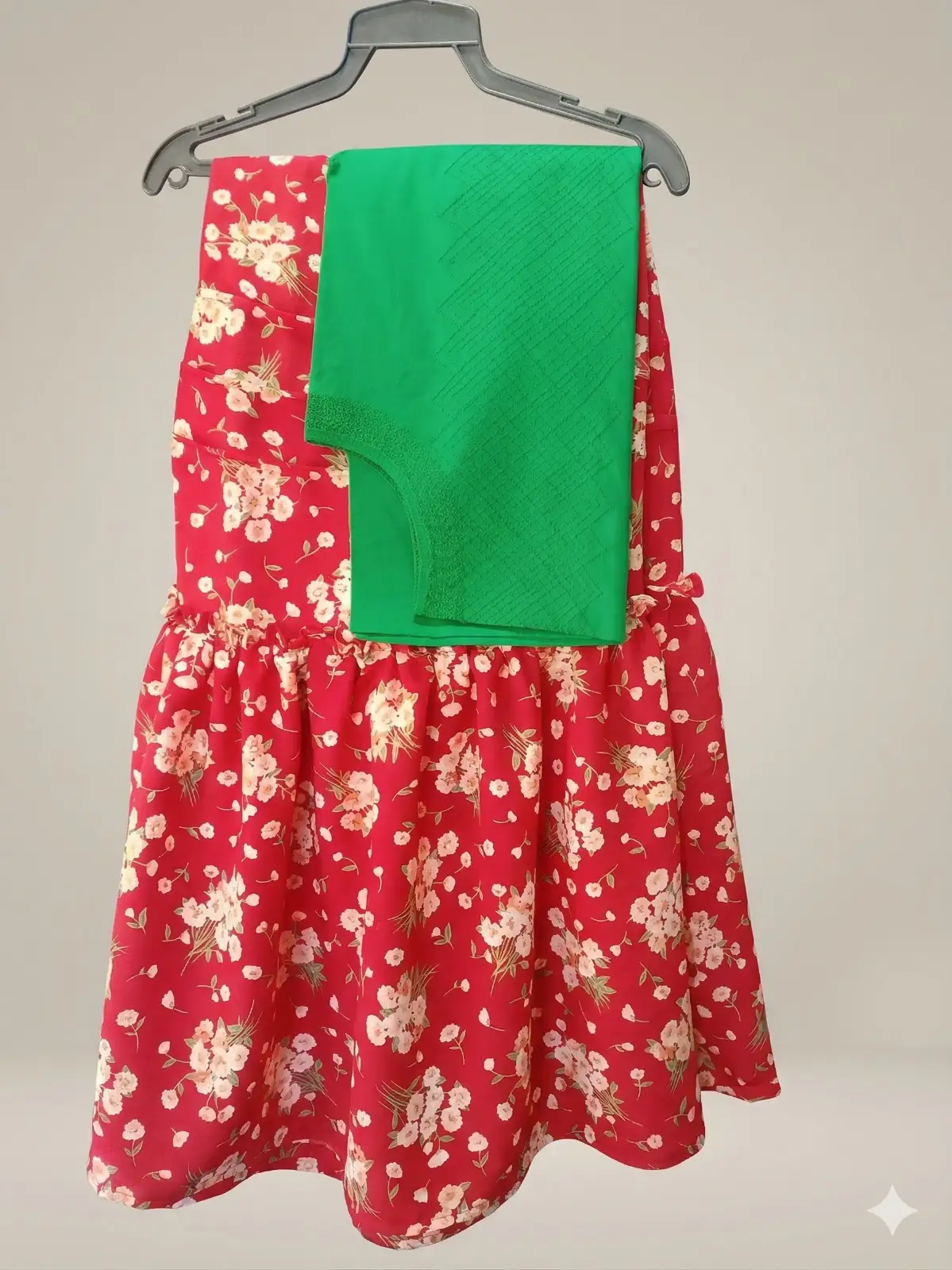 Falda roja floral con panel verde colgada
