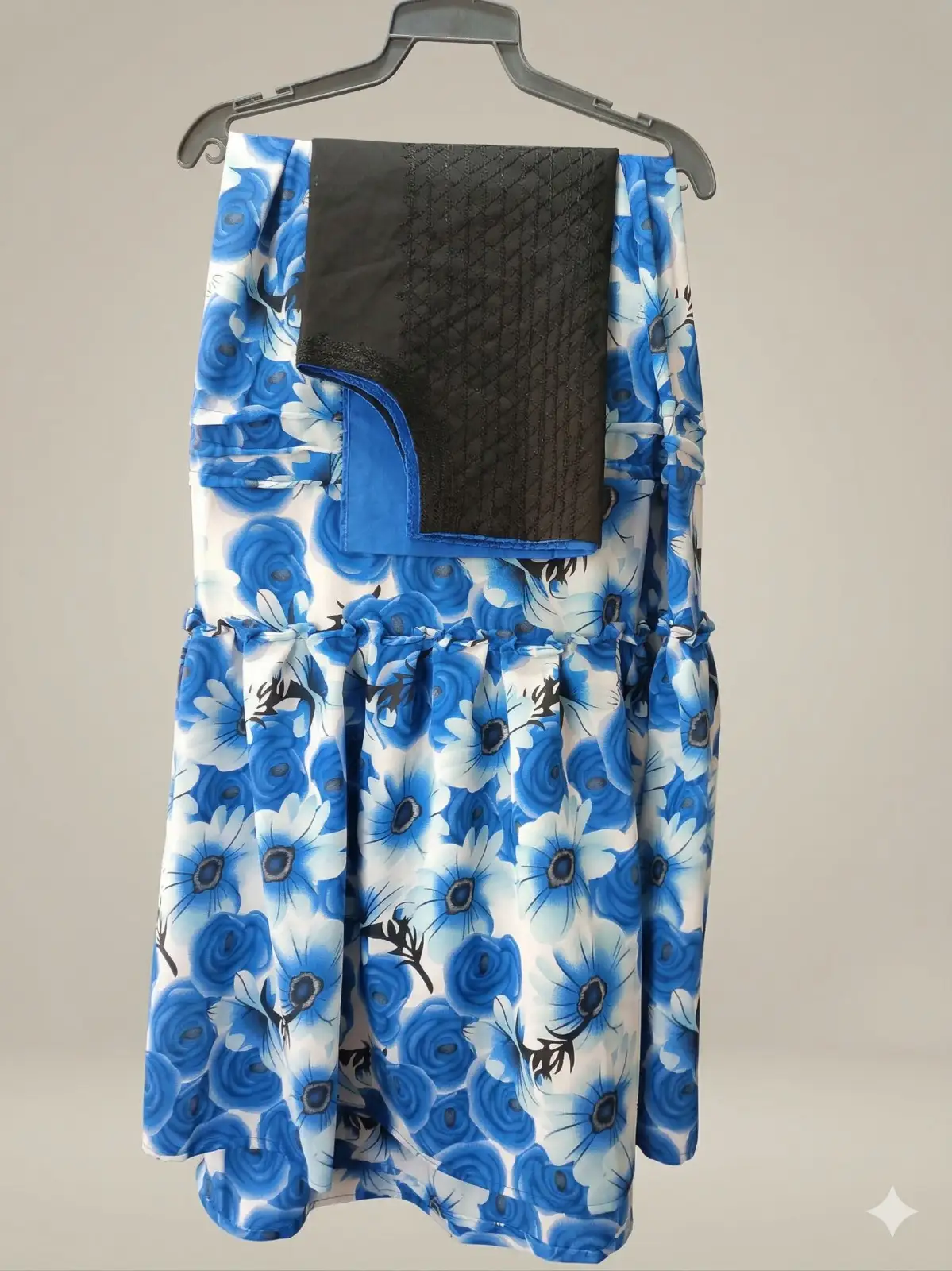 Falda azul floral con panel negro colgada