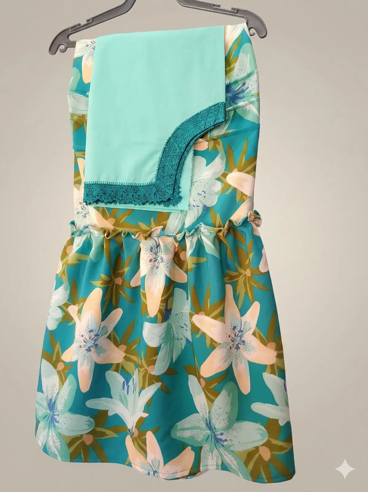 Falda turquesa con flores grandes y panel liso