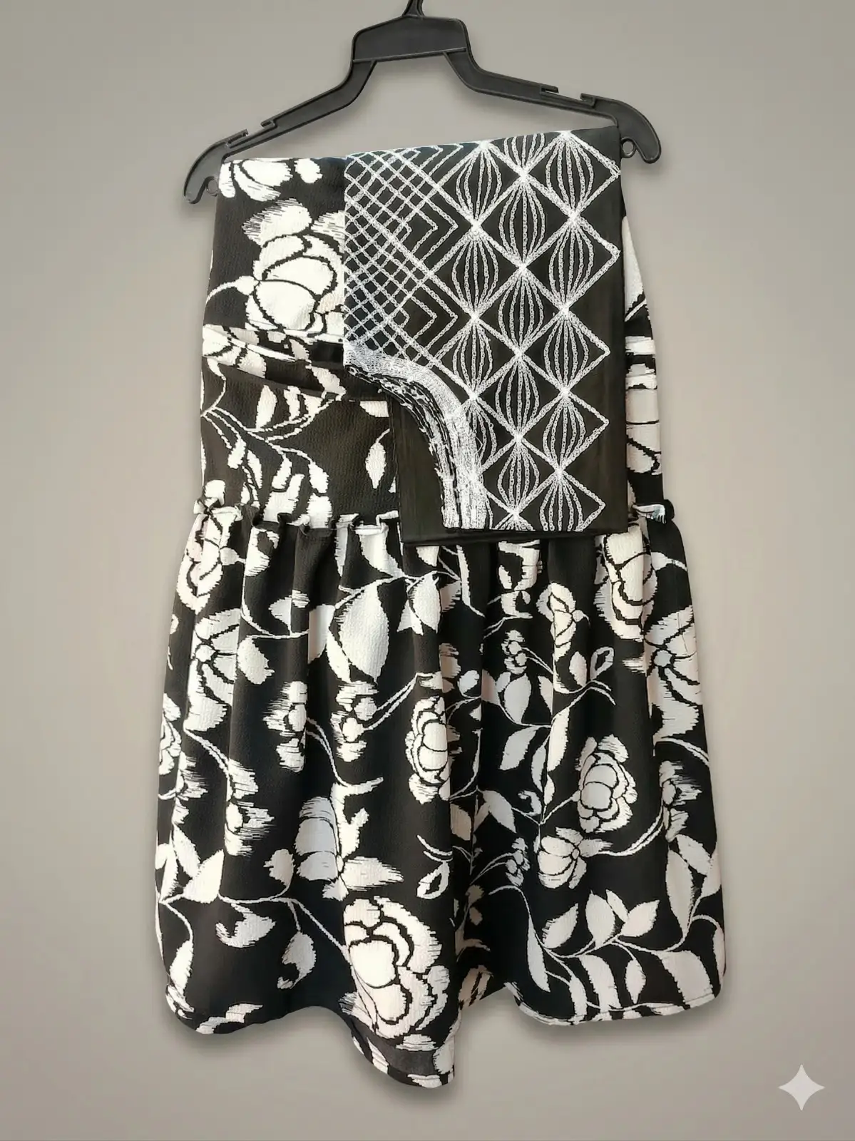 Falda negra con estampado floral blanco colgada