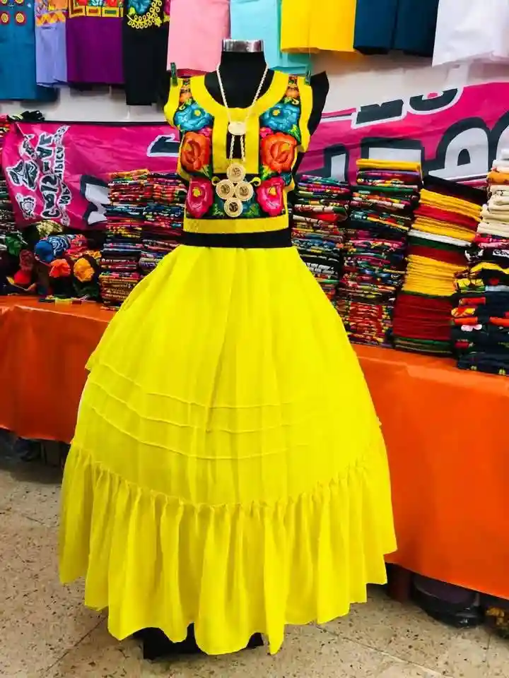 Enagua y huipil tradicional bordado