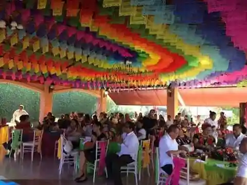 Fiesta istmeña con trajes regionales