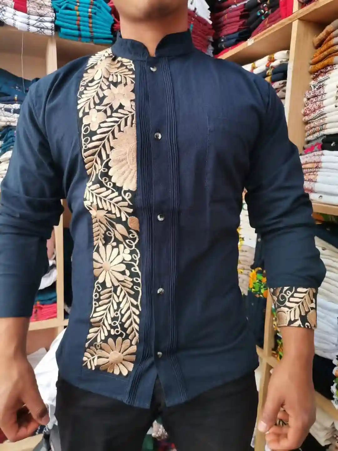 Guayabera artesanal de manta bordada