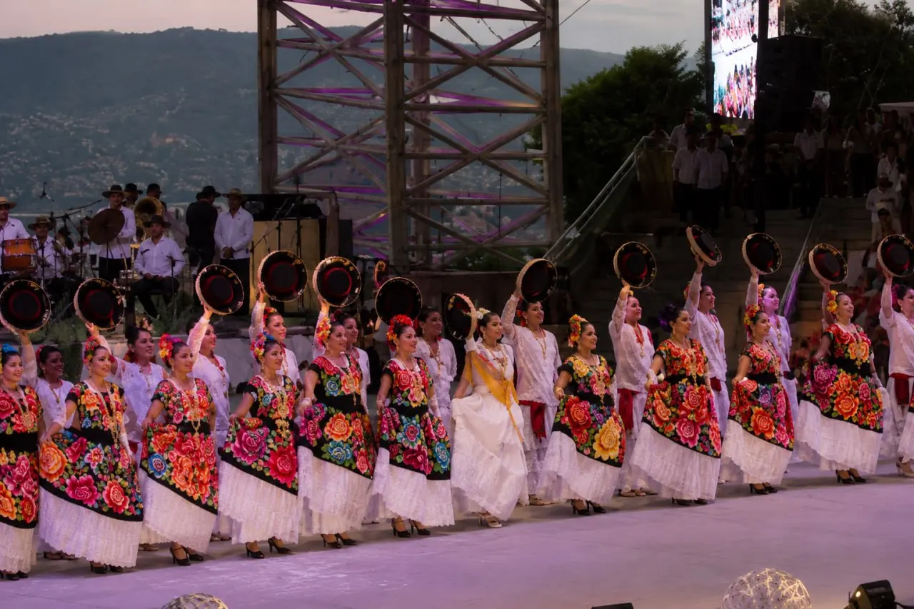 Bailarinas en escenario con trajes tradicionales de colores