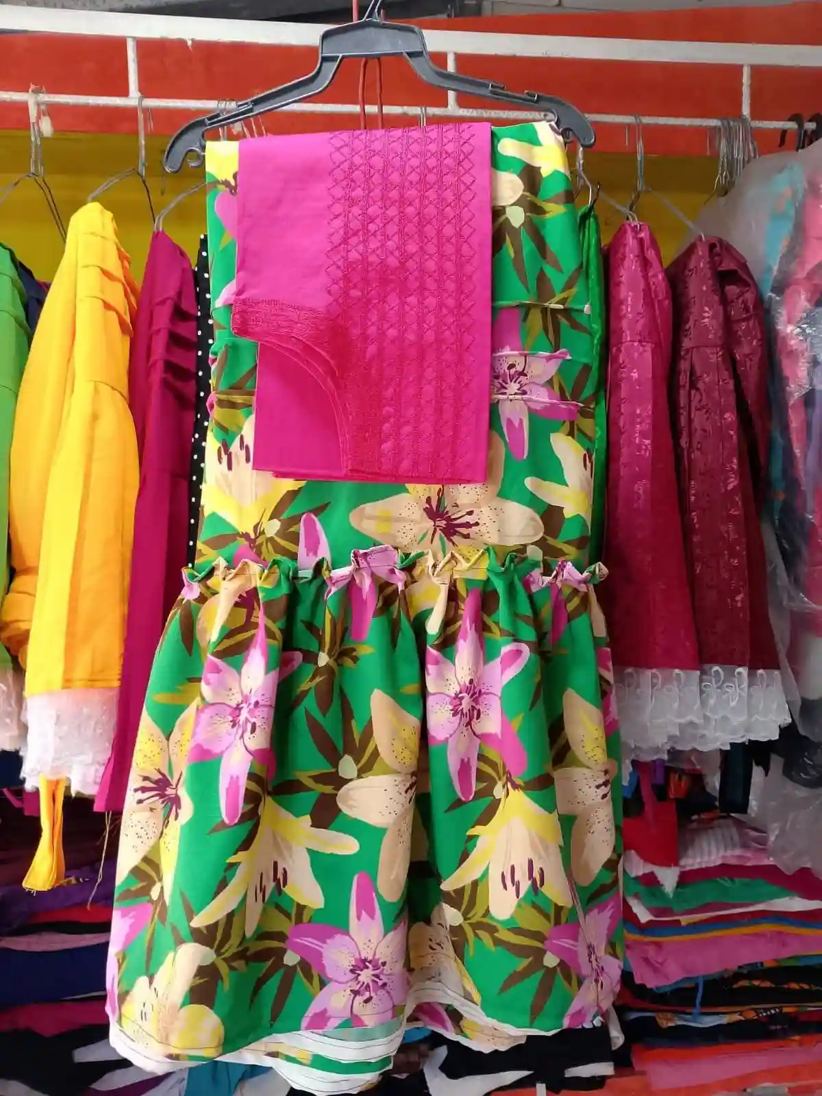 Coordinado de huipil y enagua bordado a mano