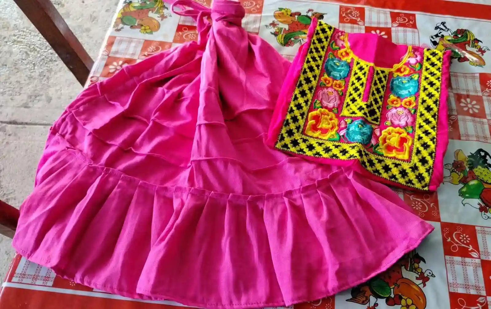 Huipil bordado con enagua