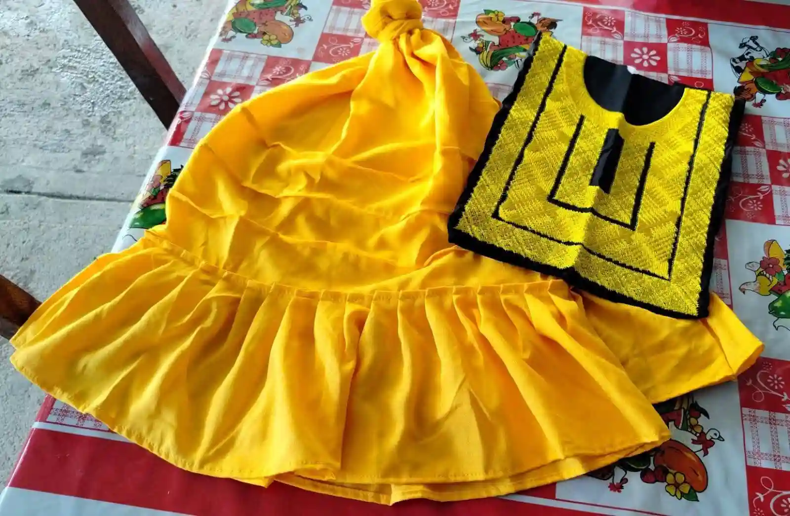 Huipil artesanal con enagua