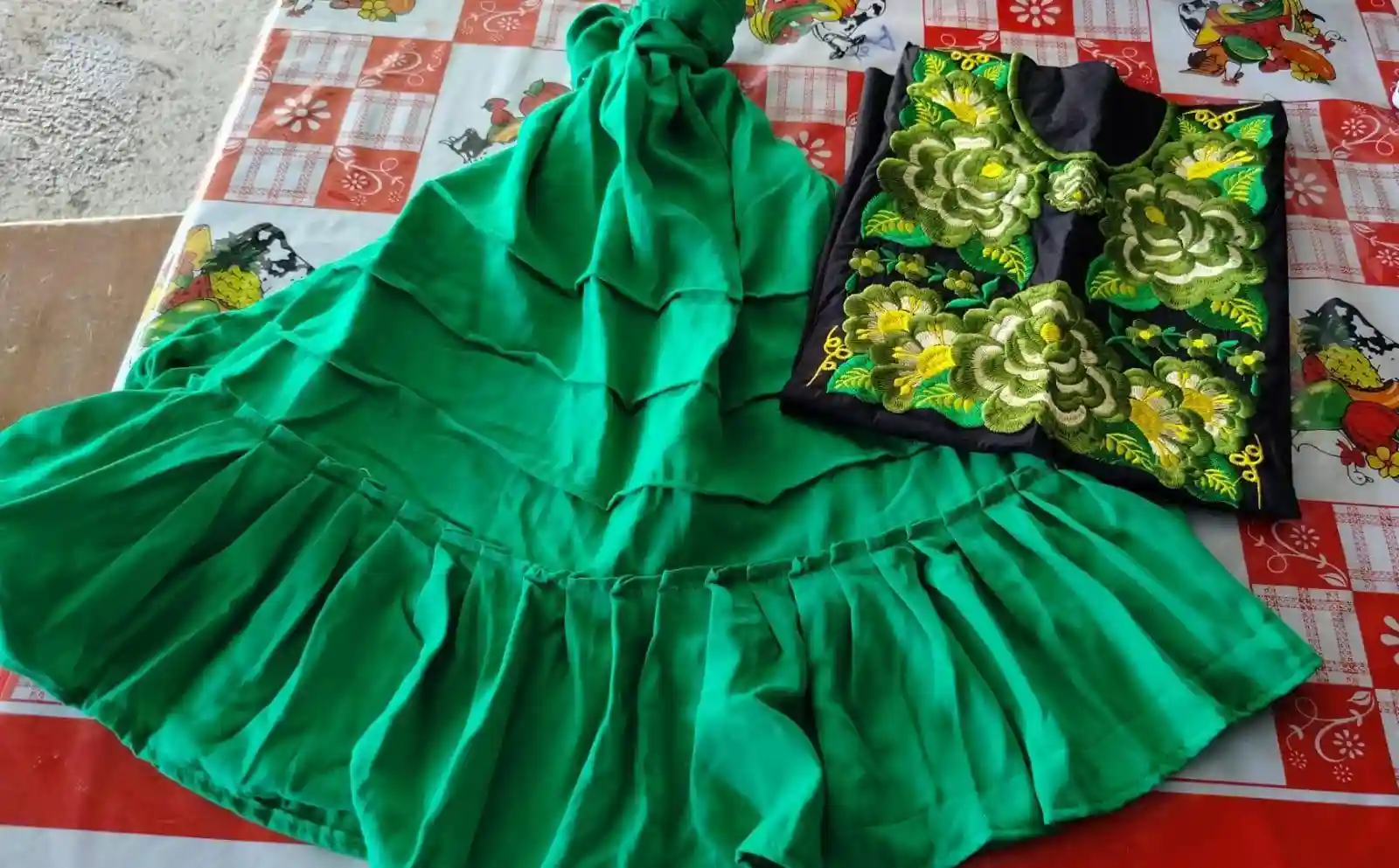 Huipil artesanal con enagua de flores