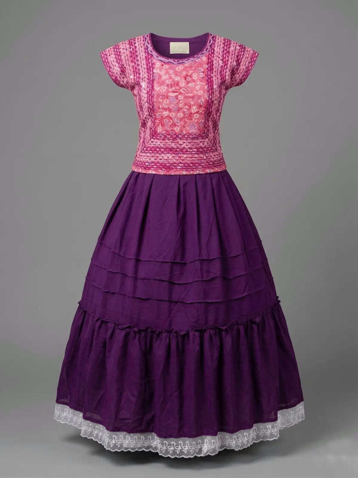 Huipil rosa con enagua fucsia y encaje blanco