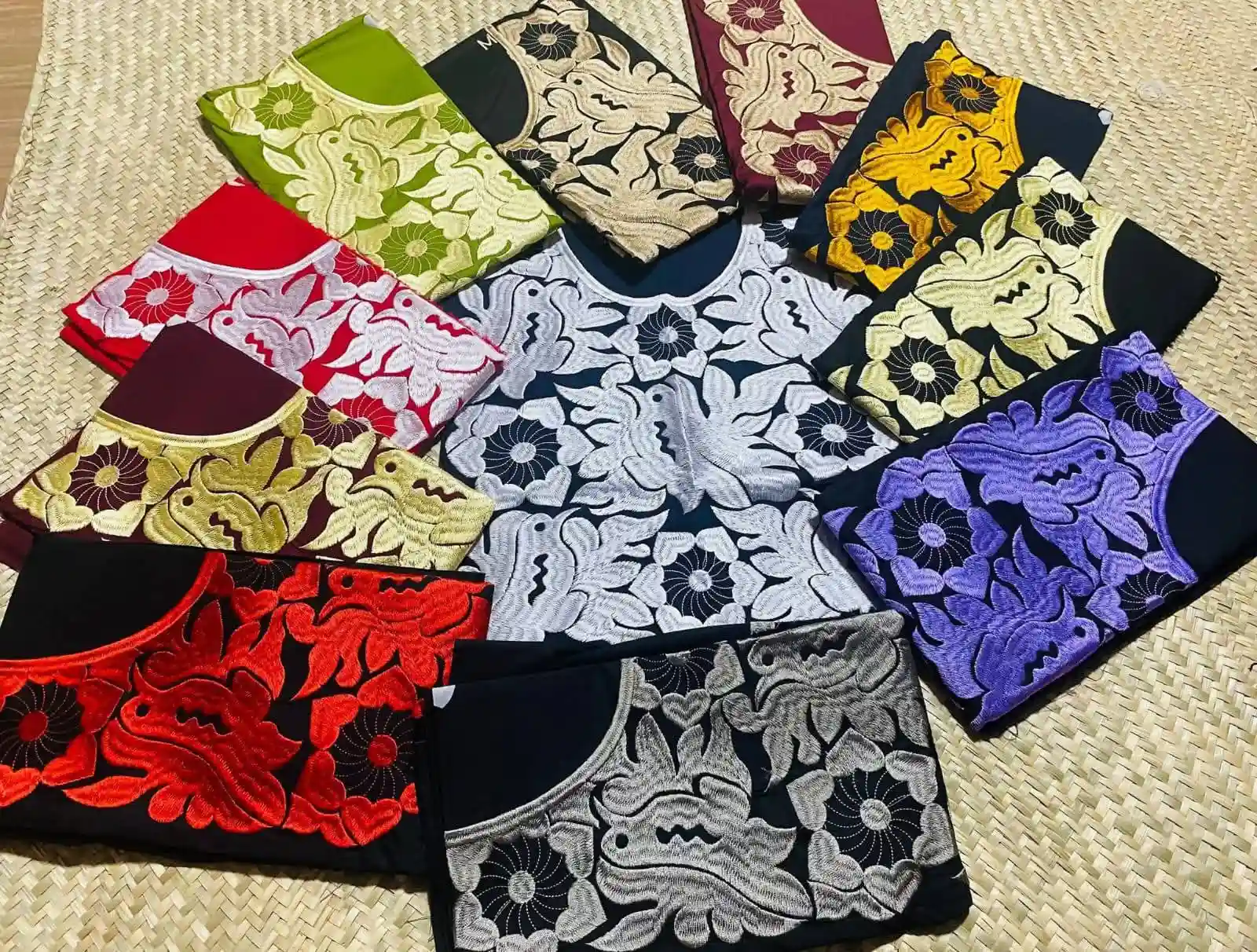 Lienzo artesanal bordado con flores