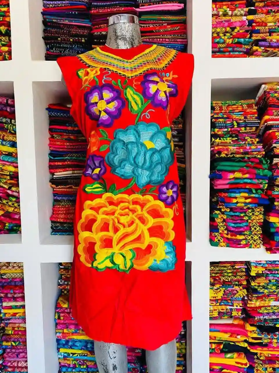 Lienzo artesanal de vestido bordado