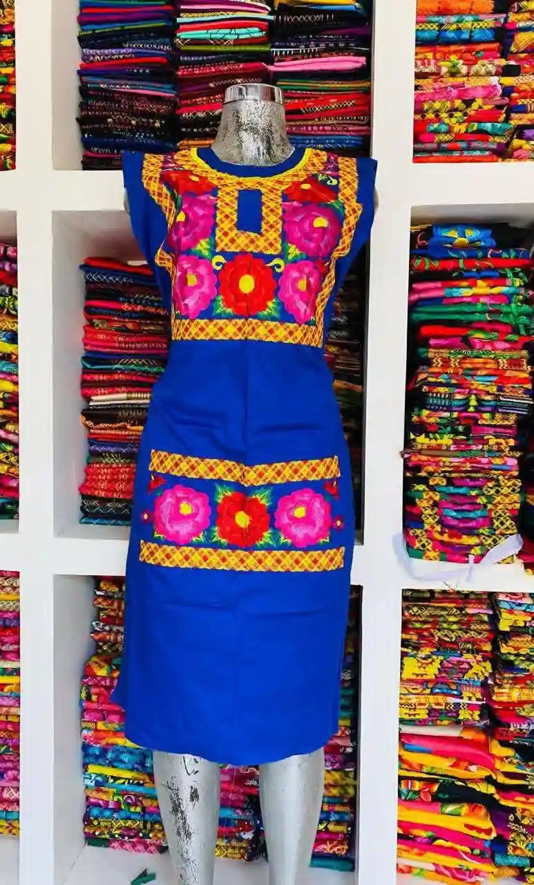 Lienzo para vestido tradicional bordado