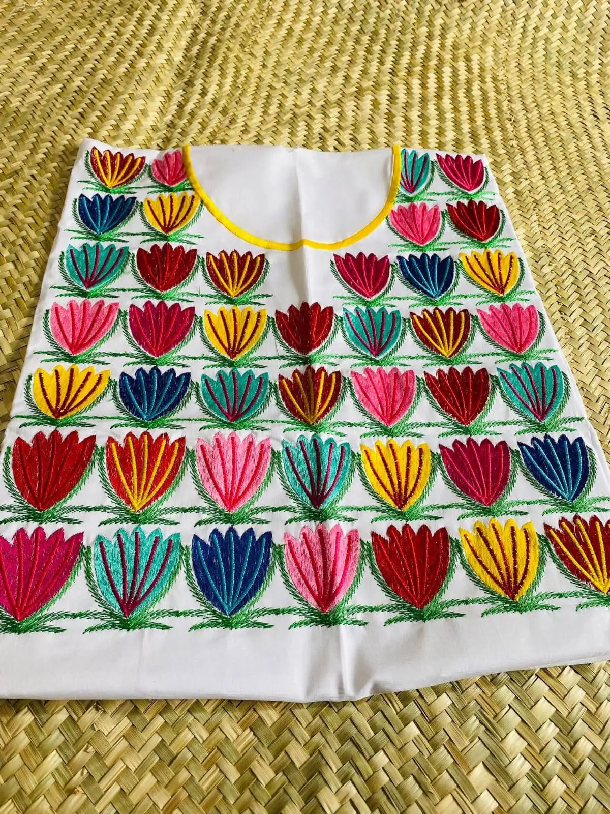 Lienzos textiles de colores con bordados florales extendidos