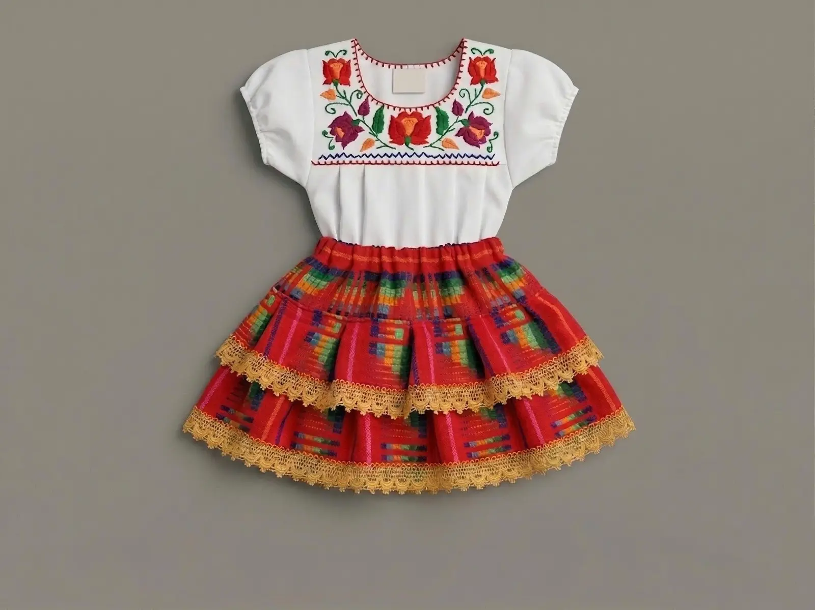 Traje infantil tradicional del Istmo con bordado y falda de olanes