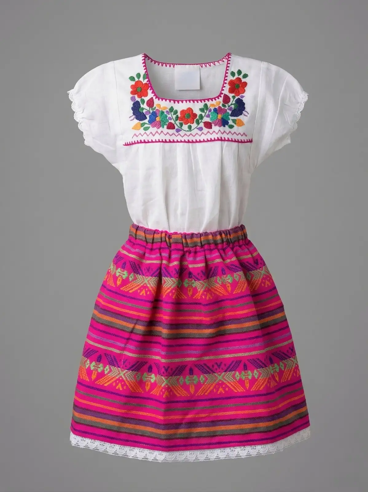 Traje regional infantil del Istmo, tercera vista con detalle de bordado