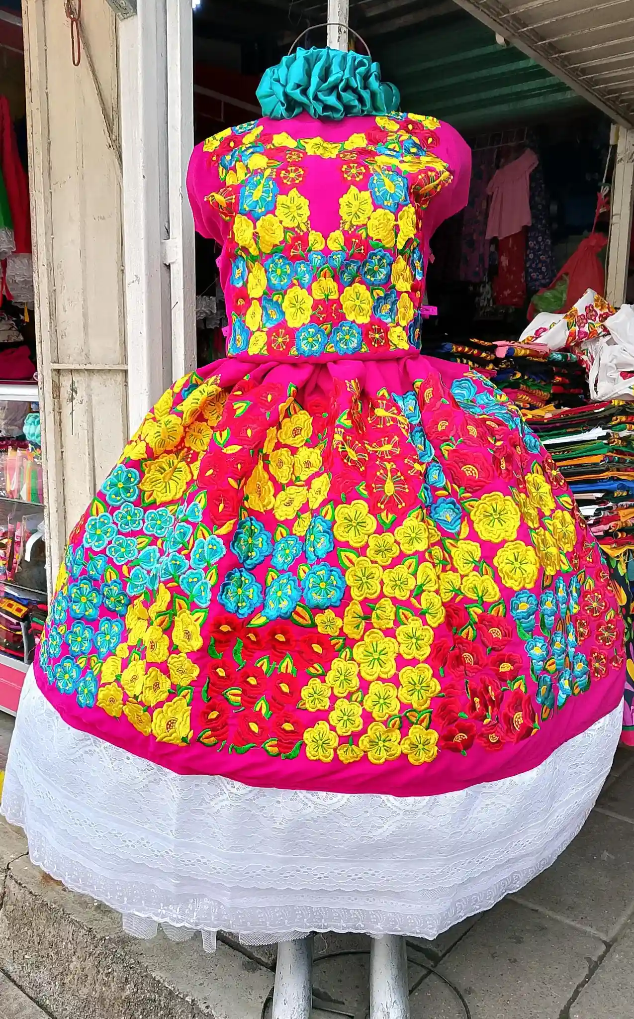 Traje istmeño bordado a máquina toque de seda