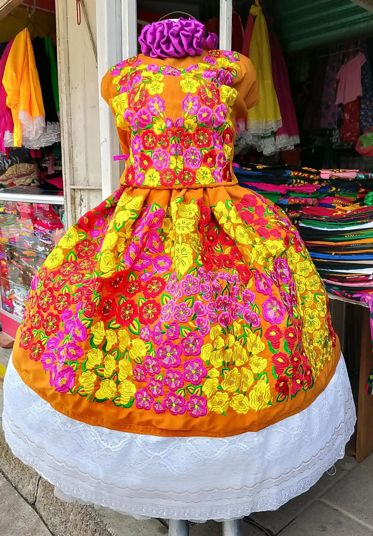 Traje regional istmeño toque de seda con flores