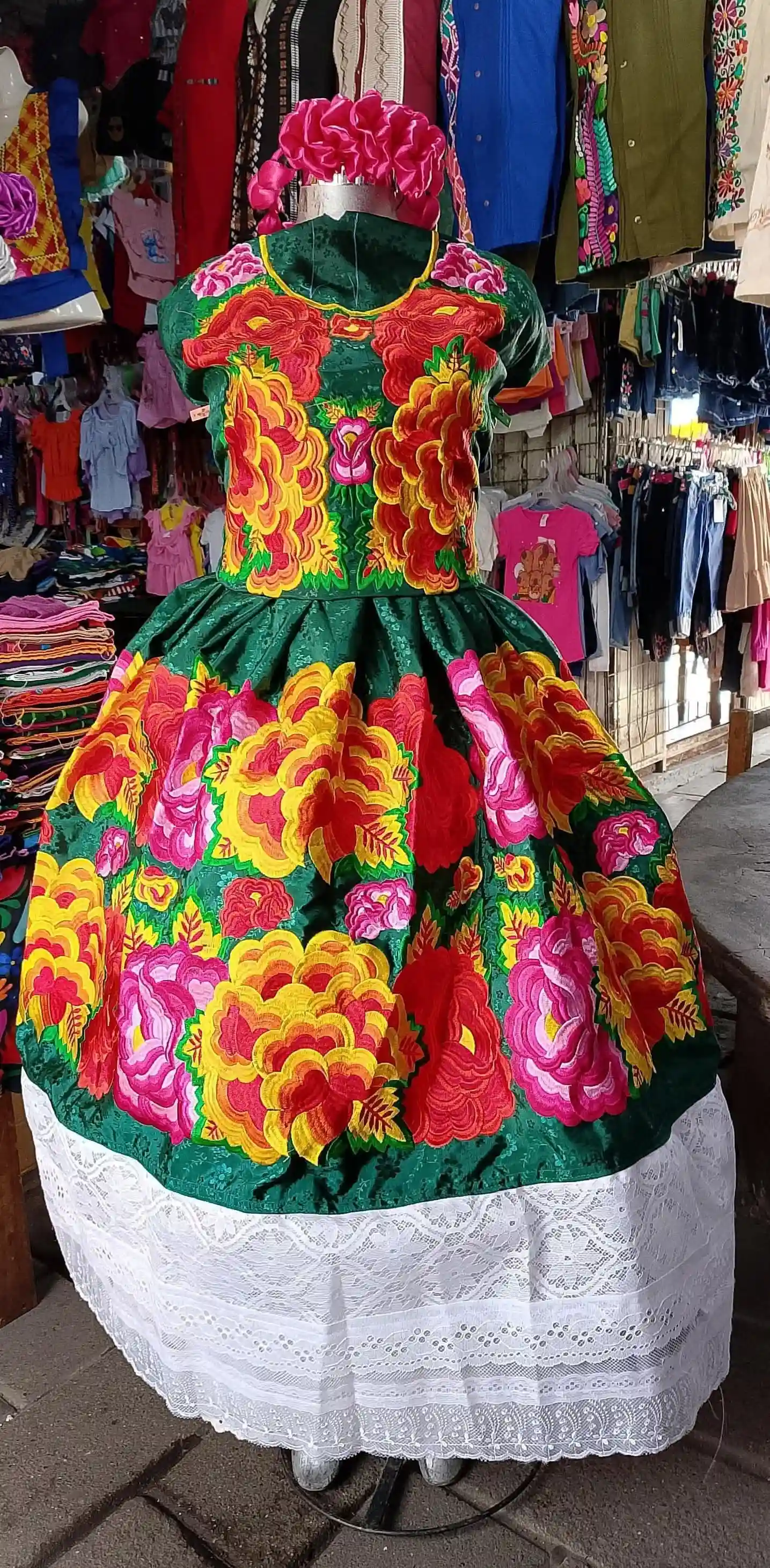 Traje istmeño bordado a máquina floral