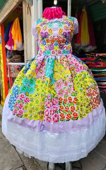 Traje regional bordado a máquina toque de seda