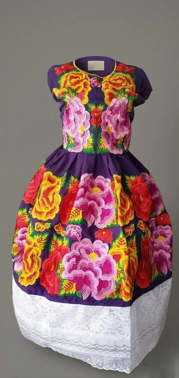 Traje negro con bordado naranja y falda con encaje blanco
