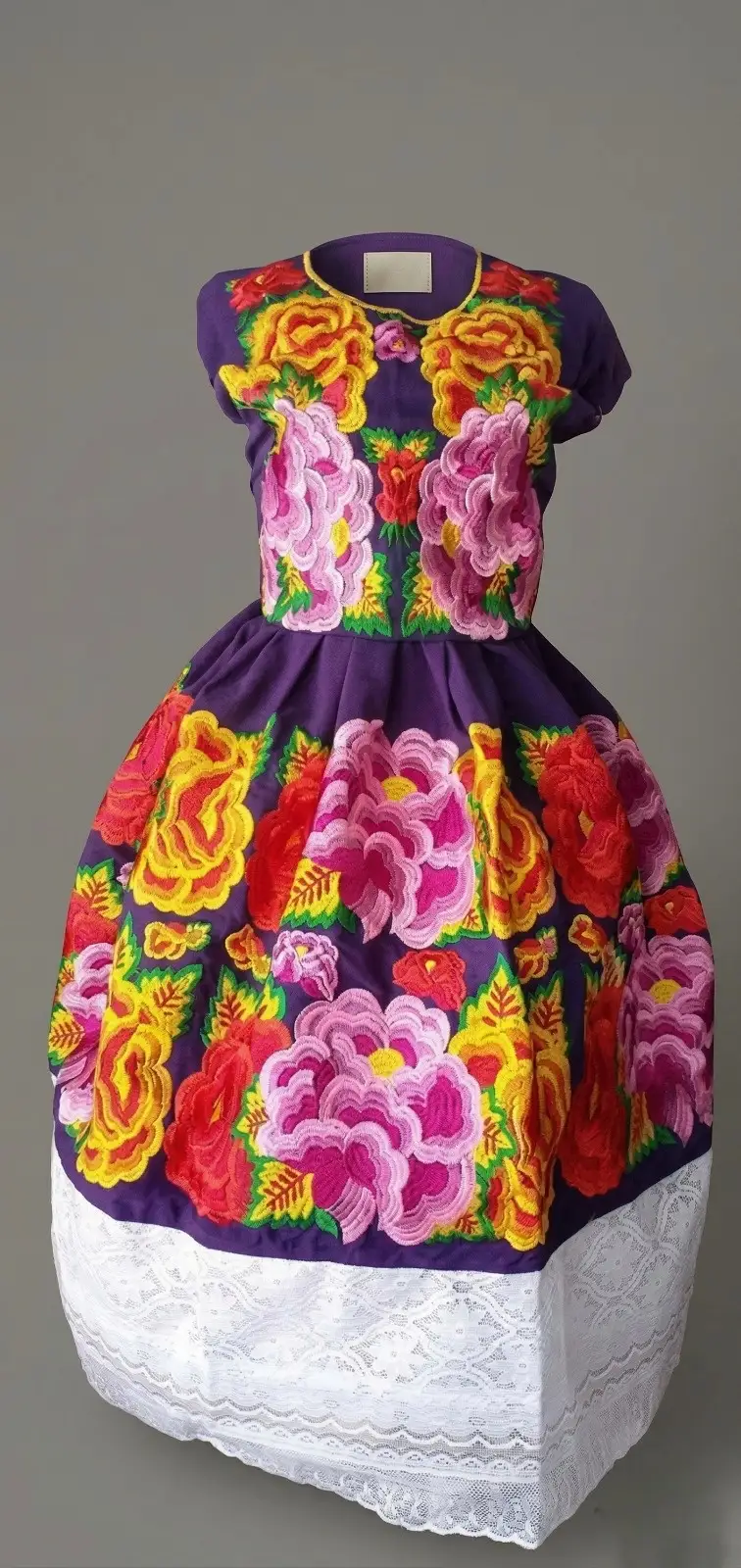 Traje negro con bordado naranja y falda con encaje blanco