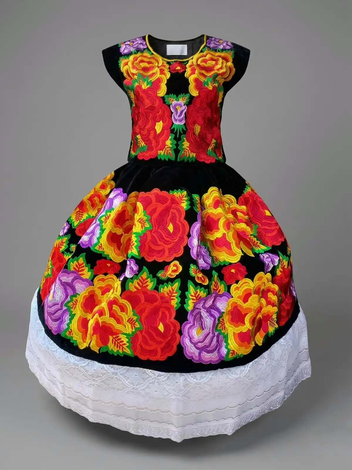 Traje regional bordado sobre tela de satín con detalle floral