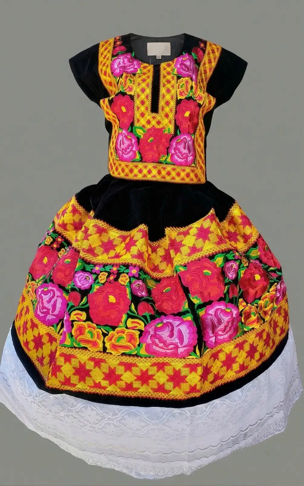 Traje verde con bordado floral multicolor y falda blanca