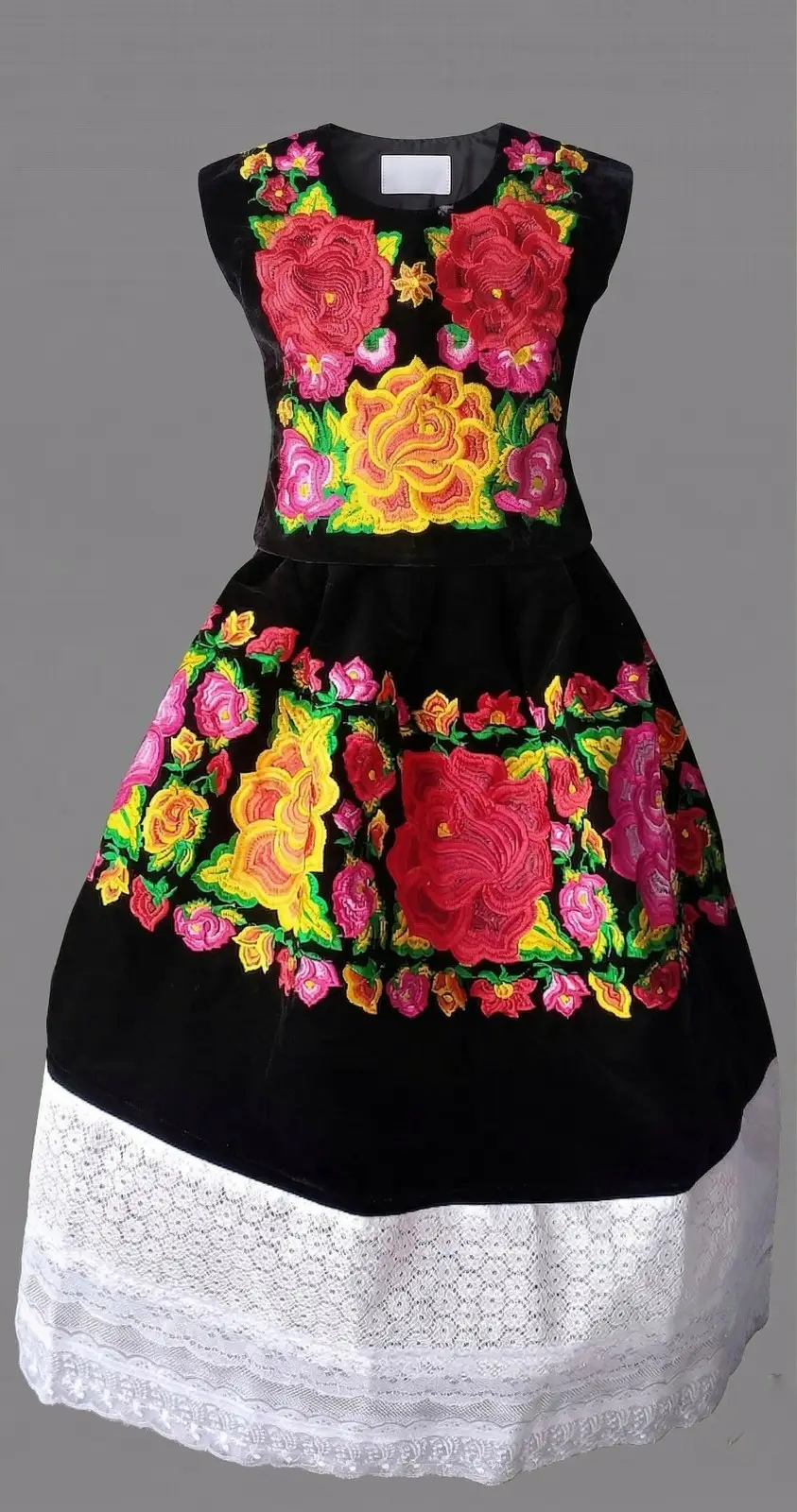 Traje negro con paneles bordados rosas y falda blanca