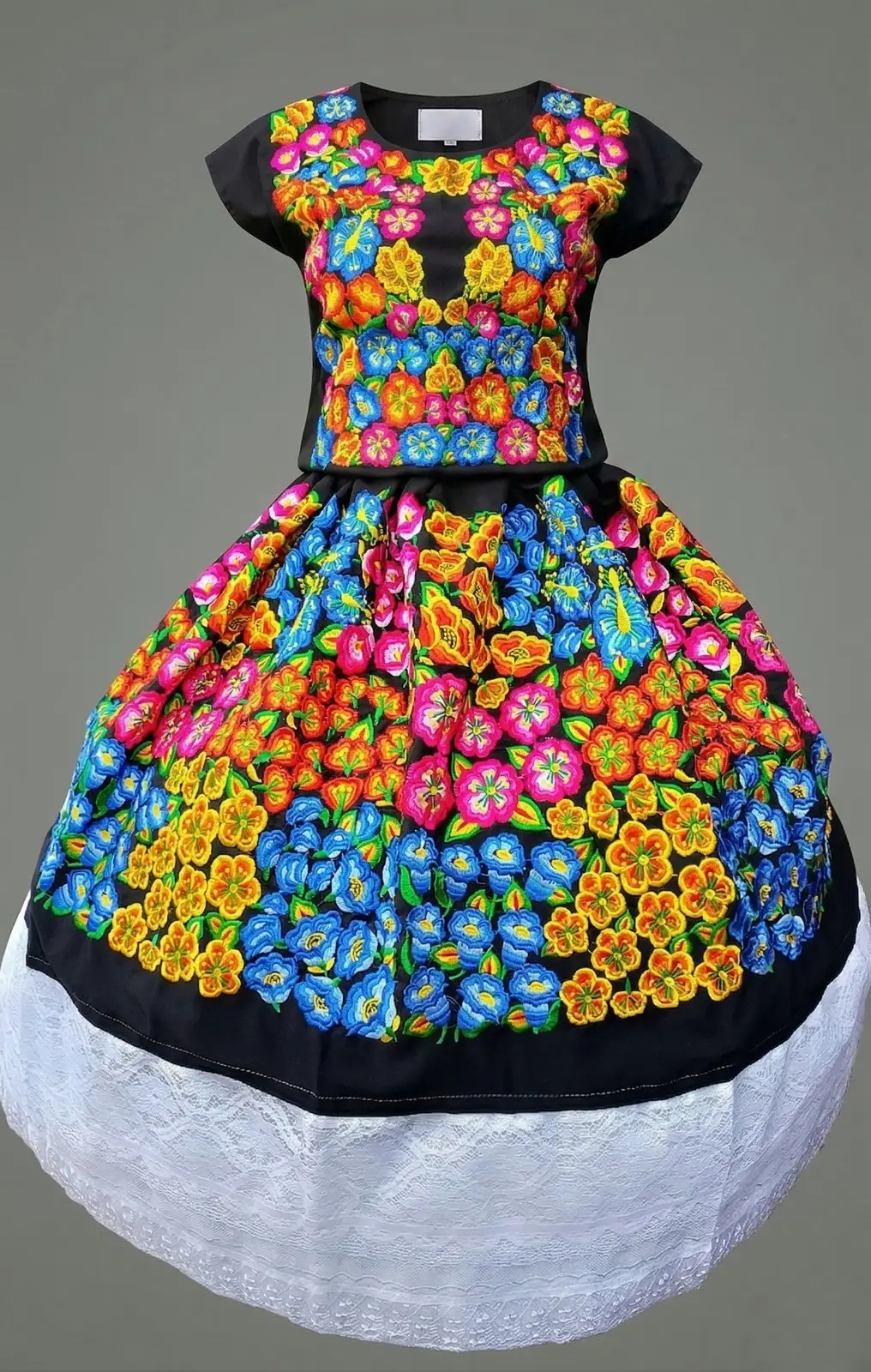 Traje multicolor con bordado floral y falda blanca