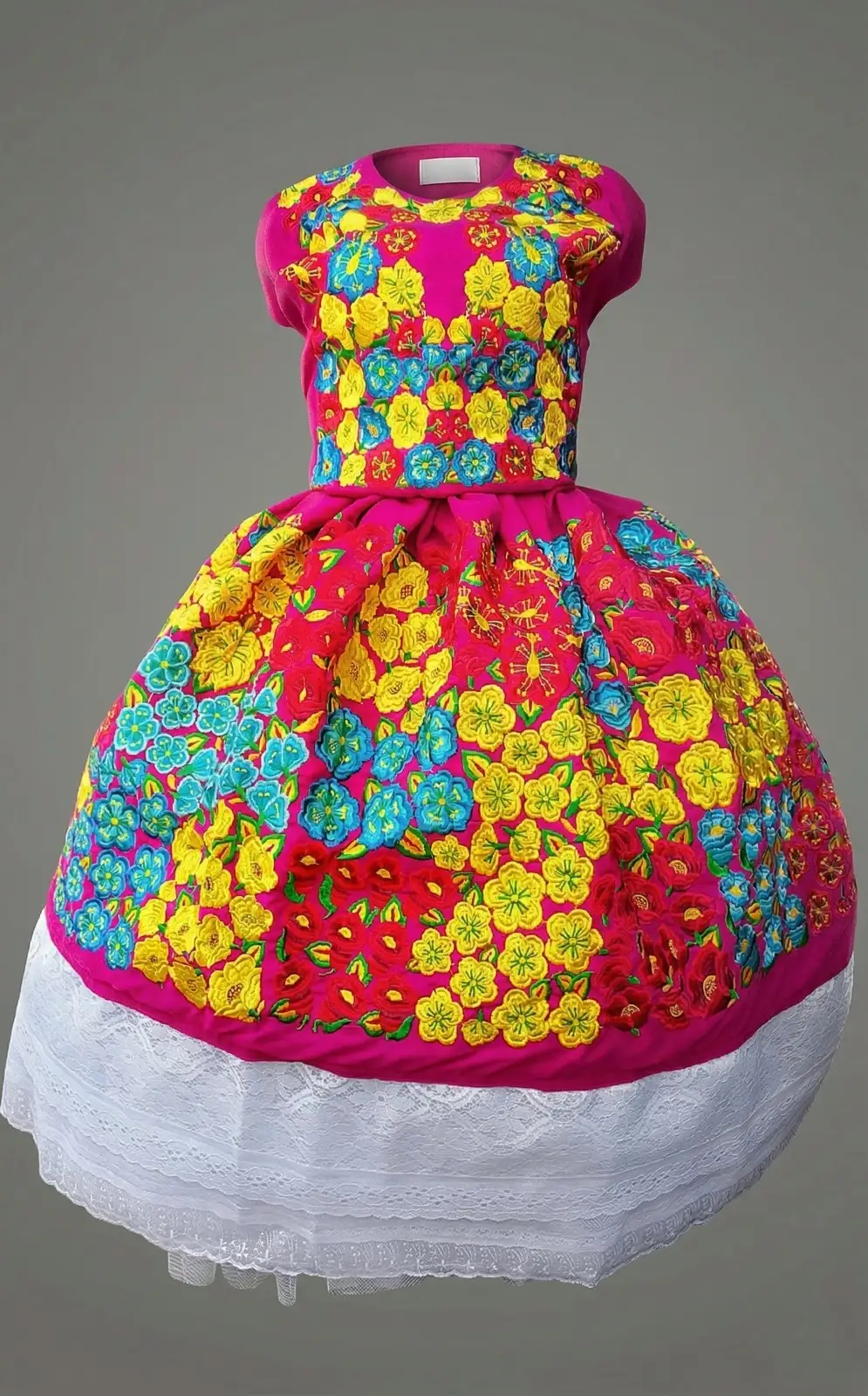 Traje amarillo con bordado floral rosa y falda blanca