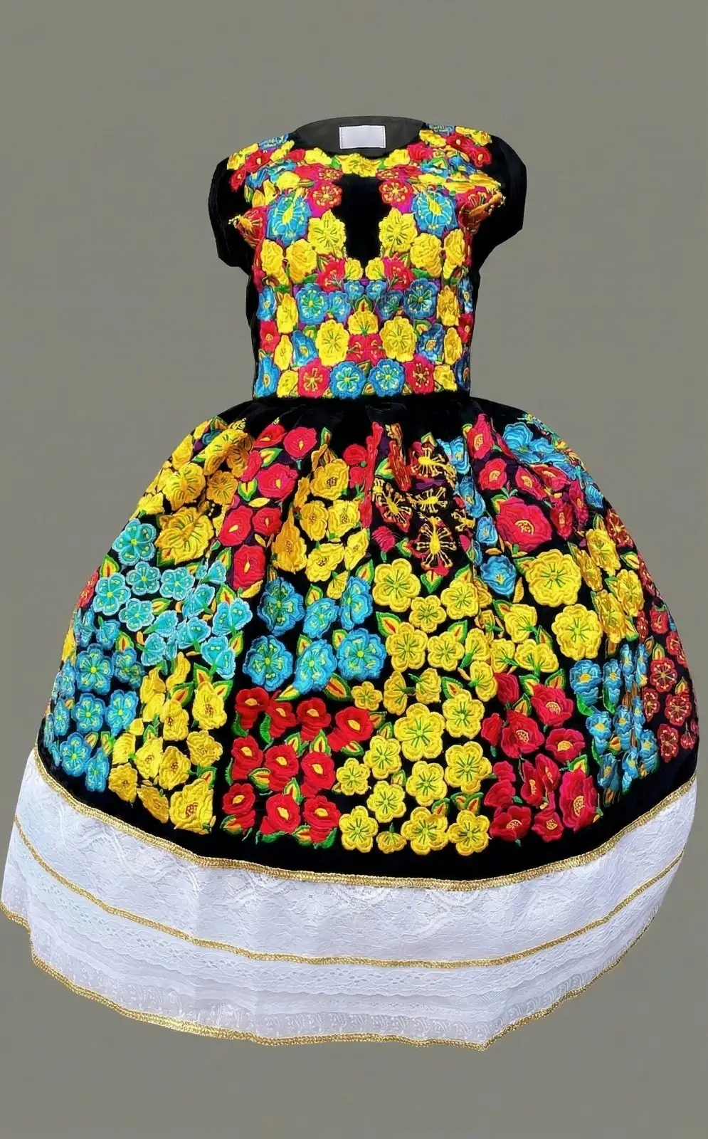 Traje claro con bordado floral multicolor y falda blanca