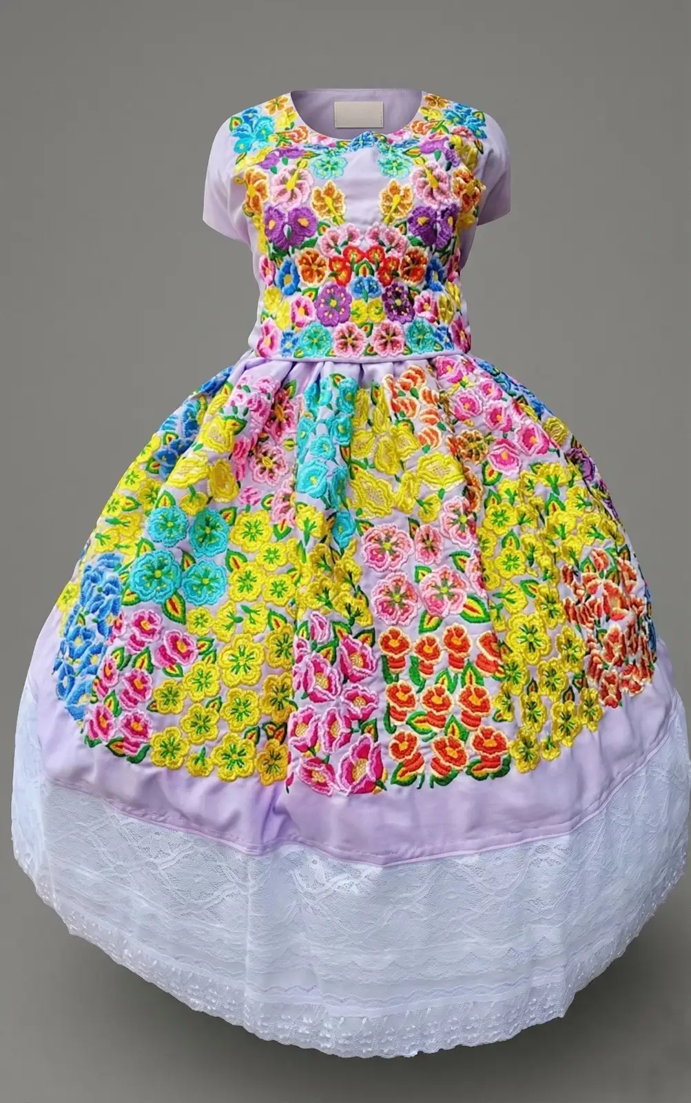 Traje negro con bordado floral naranja y rosa y falda blanca