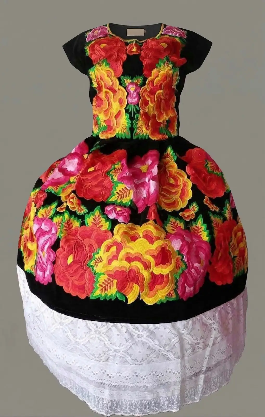 Traje negro con bordado floral amarillo y rosa y falda blanca