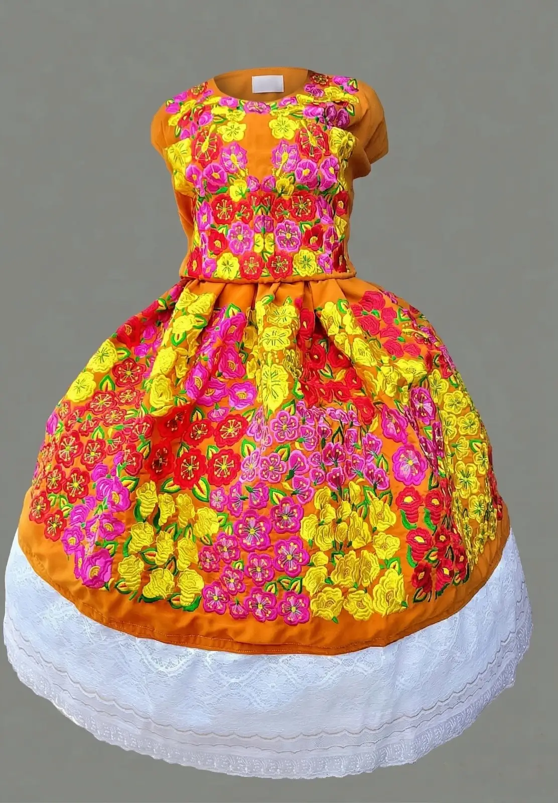 Traje azul con bordado floral multicolor y falda blanca